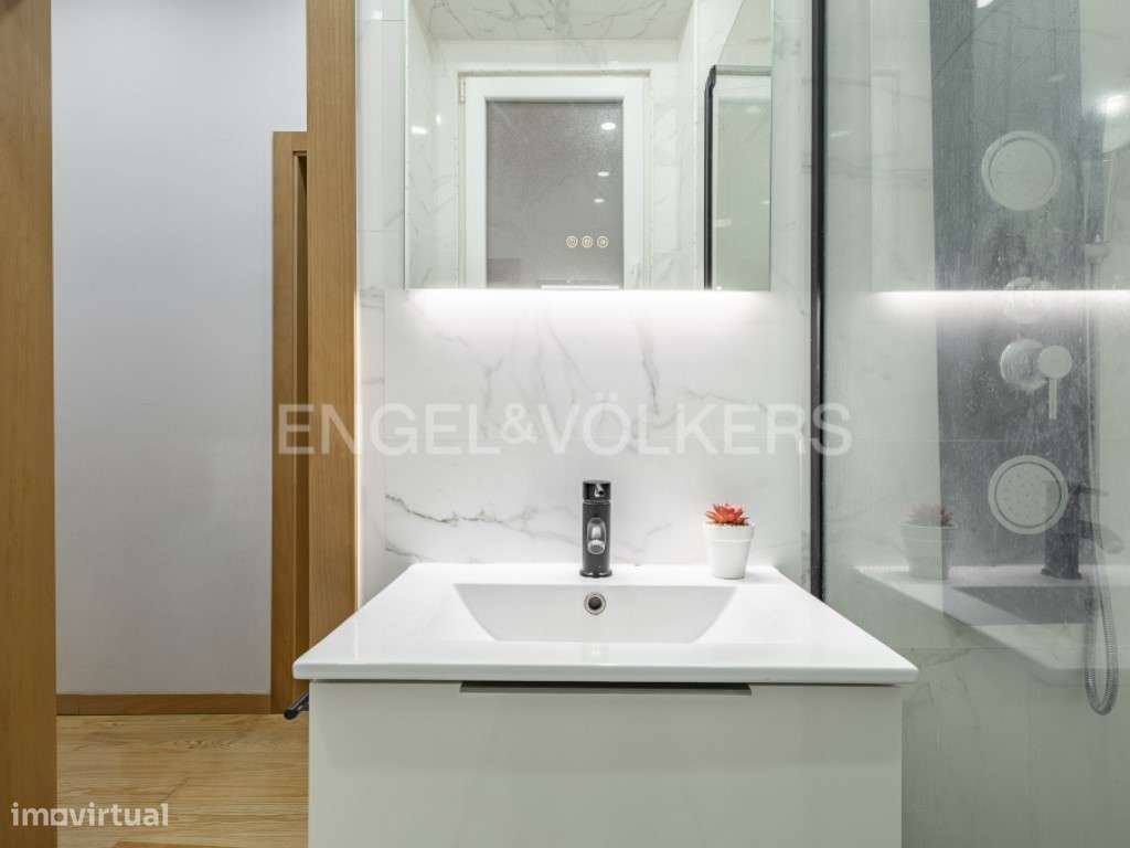 T4 remodelado com terraço e jardim Anjos / Arroios-22