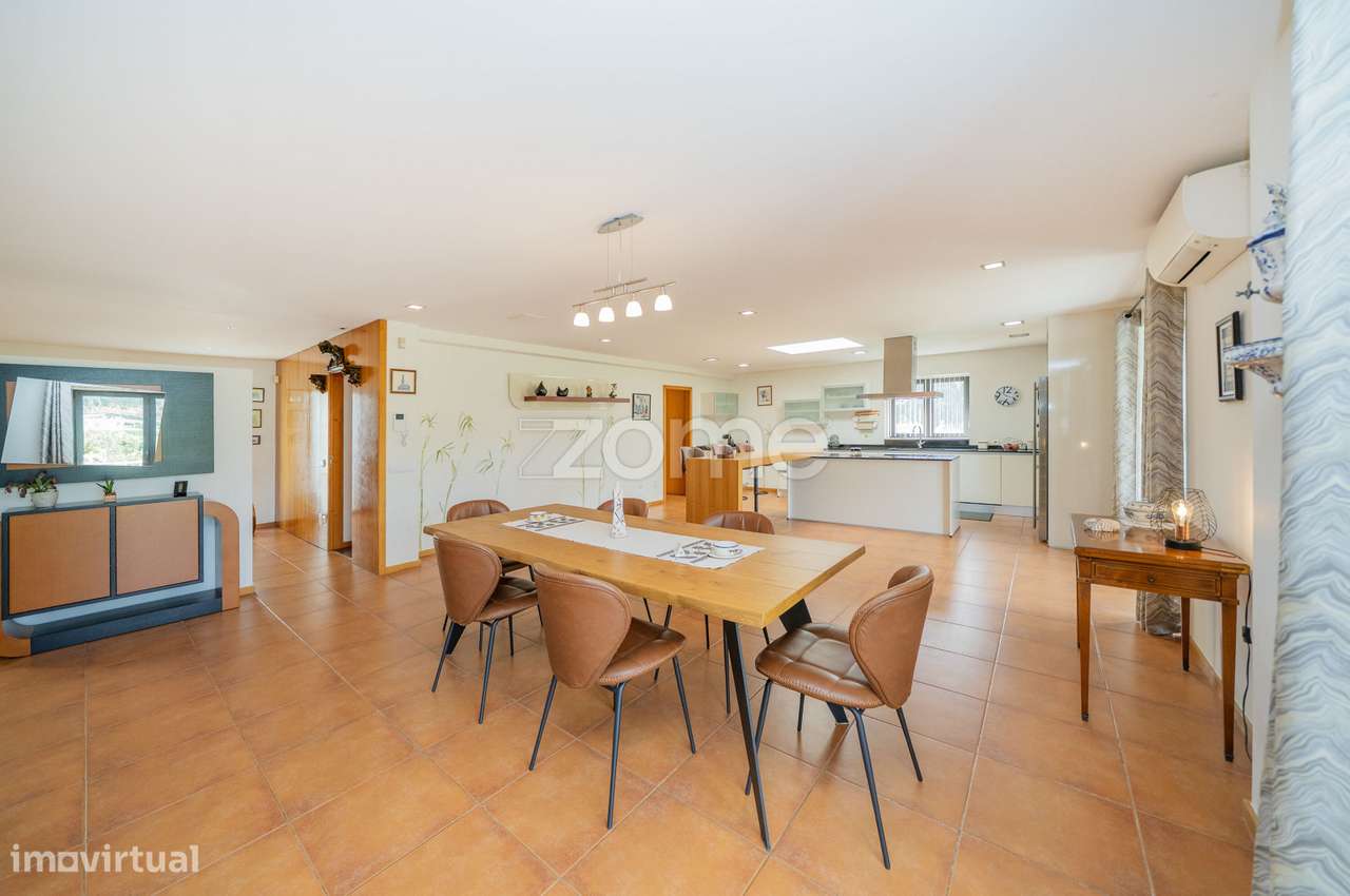 Moradia T5 + 1 com Piscina em Espinho, Braga-18