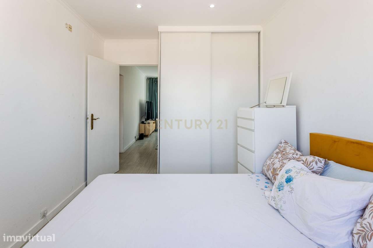 Apartamento T2 com vista desafogada em Santo António dos Cavaleiros-7