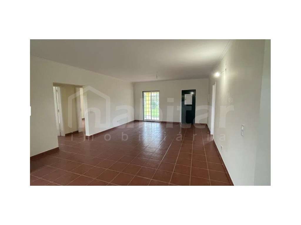 Moradia com Garagem, Piscina e Jardim - Excelente Oportunidade!-6