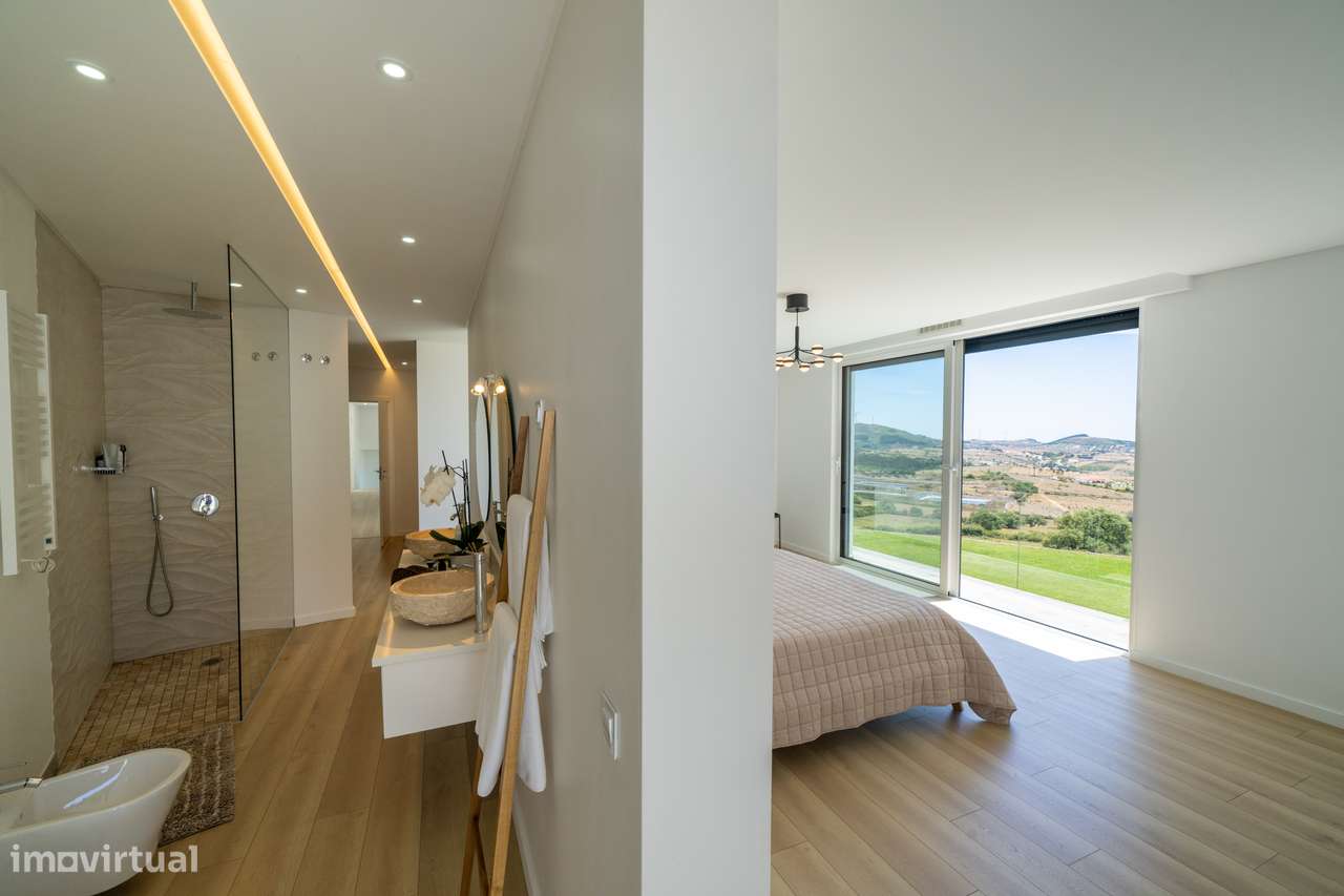 Moradia independente à venda na Estrada Velha da Avessada, 2665-21