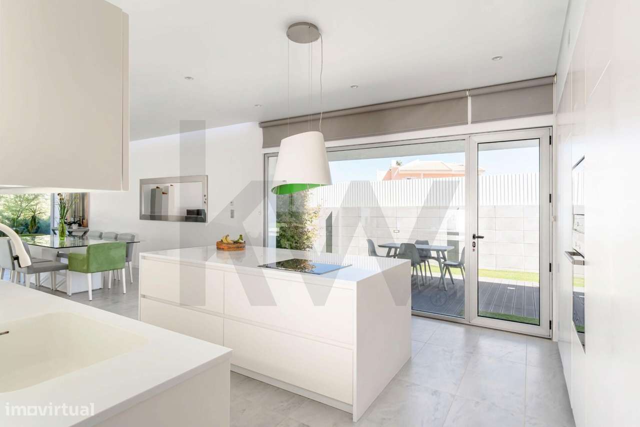 Moradia T4+2 com Piscina e Jardim em Marisol, Charneca de Caparica — 3-5