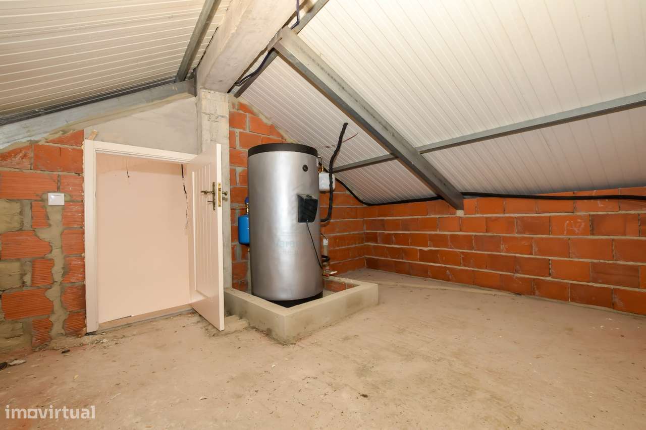 Moradia T3 remodelada com logradouro e terraço — Bugalhos-19