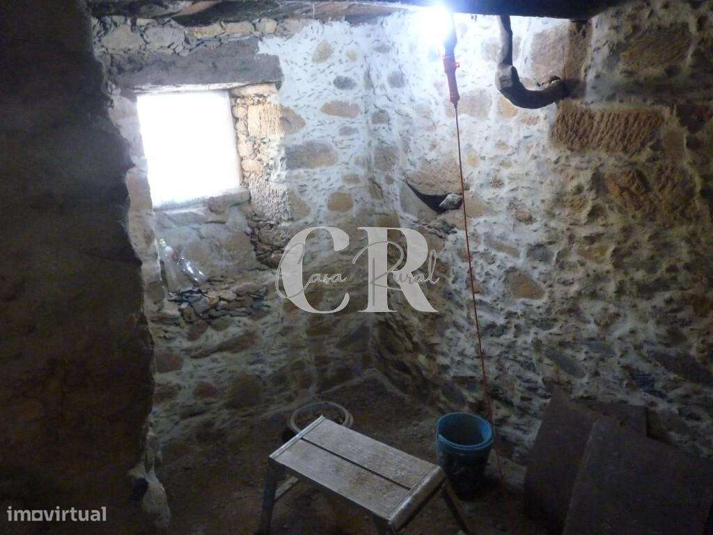 Duas casas habitáveis numa aldeia tradicional de montanha em Alvares,-40