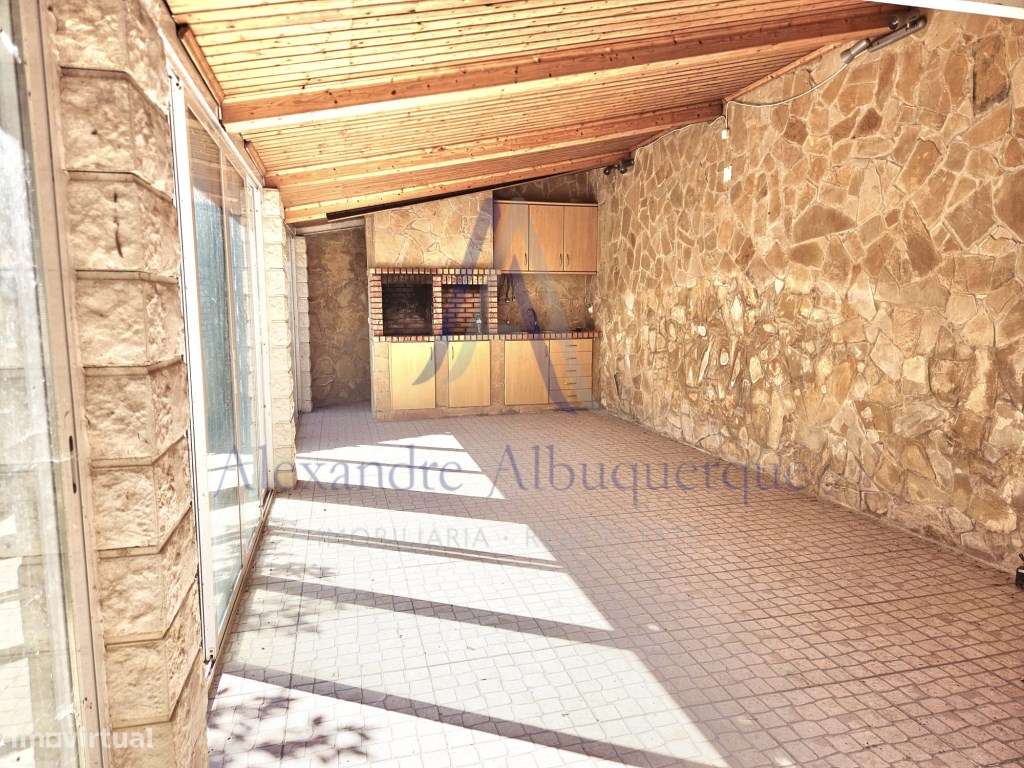 Moradia Isolada com Piscina T3+2-41