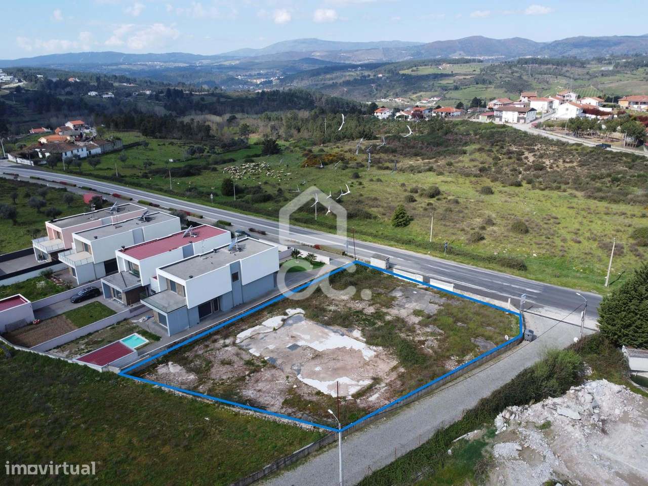 Terreno para construção com duas frentes , com área de 1320 m2 - Grande imagem: 4/20