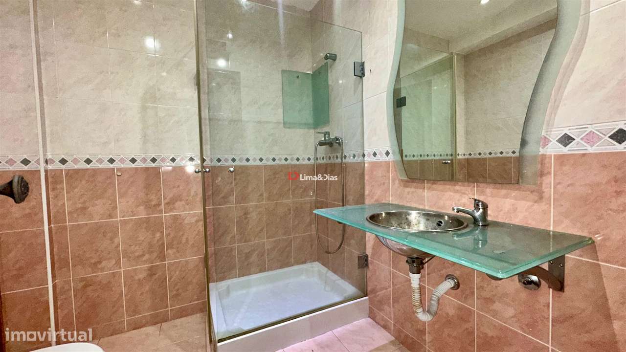 Apartamento T6 Duplex com 3 casas de banho e terraço-20
