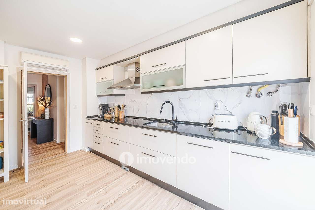 Apartamento T3 com garagem, em condomínio com piscina, em Bicesse-16
