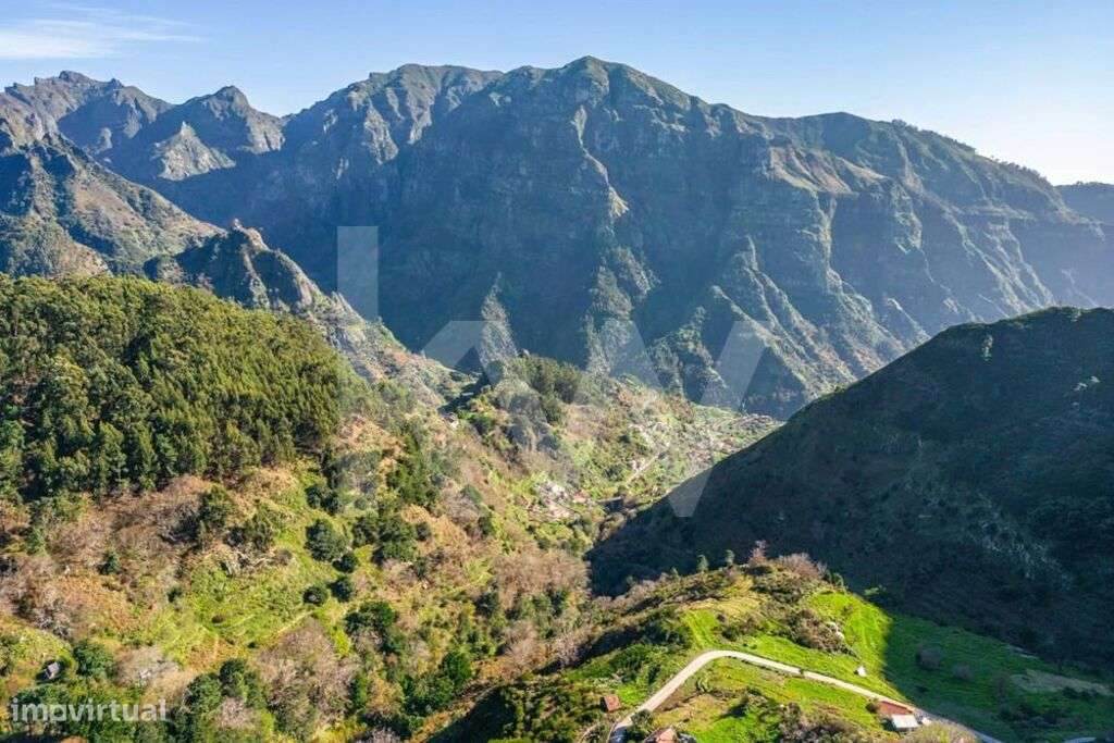 Terreno com 2226 m2 - Fajã das éguas - 3 Palheiros em ruína - Ribeira - Grande imagem: 4/9