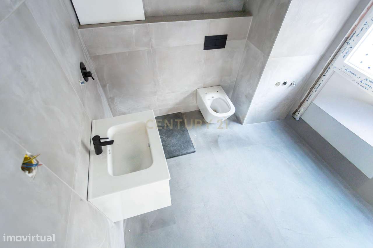 Charme e Visibilidade na Icónica Loja Cor-de-Rosa de Esquina-10