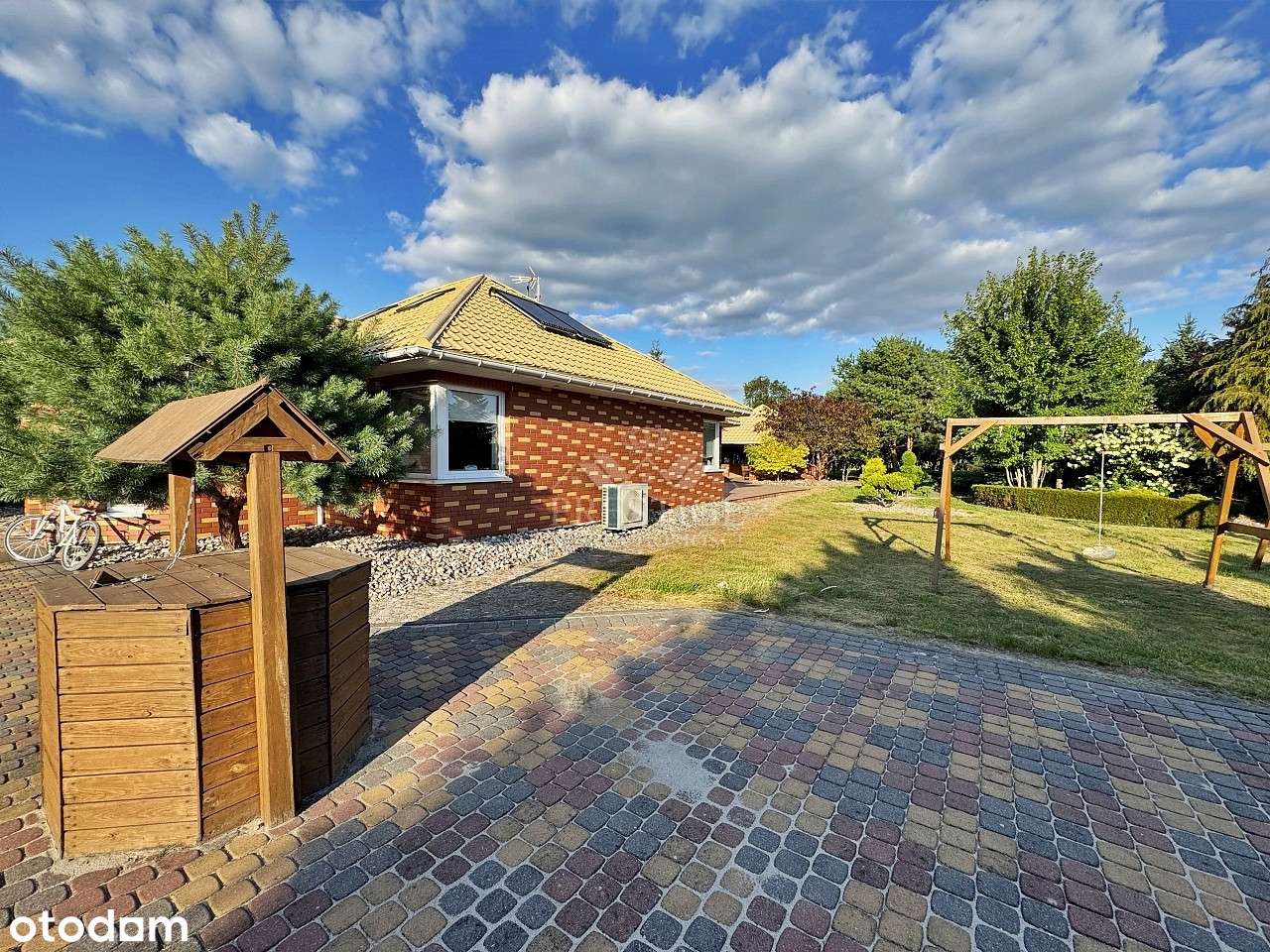 Dwa domy, siedlisko ze stawem i halą, wśród lasu-6