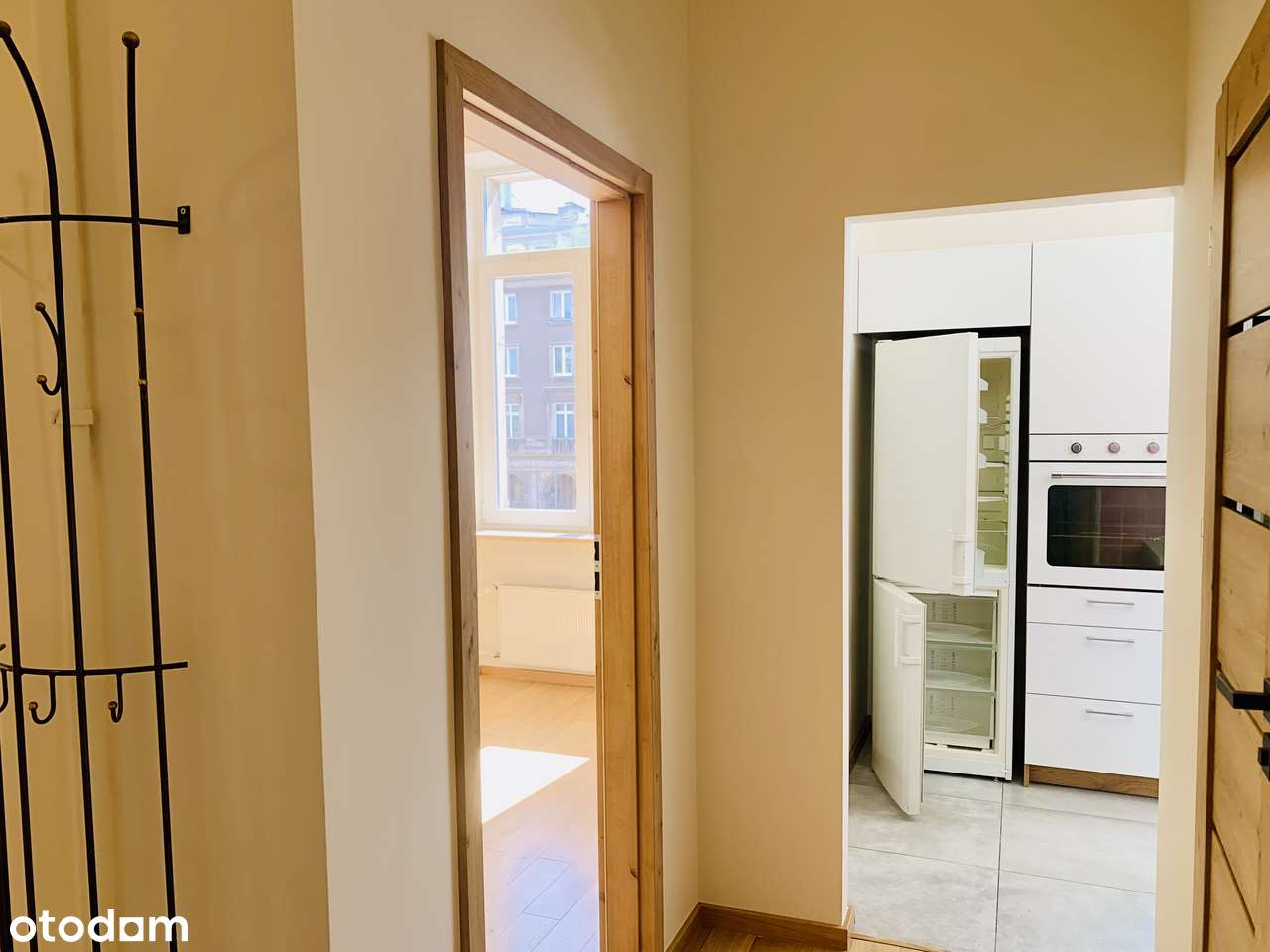 Plac Centralny,2 pokoje, po remoncie, winda, słoneczne, do wejścia-17