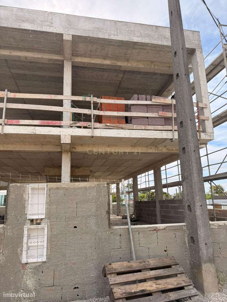 Moradia em construção com arquitetura contemporânea-15