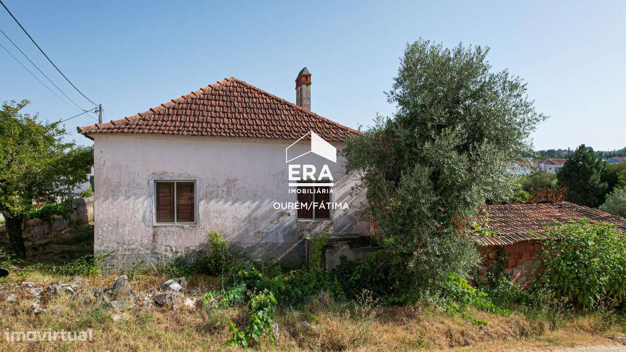 Moradia T3 para restauro com vários anexos - Grande imagem: 5/16