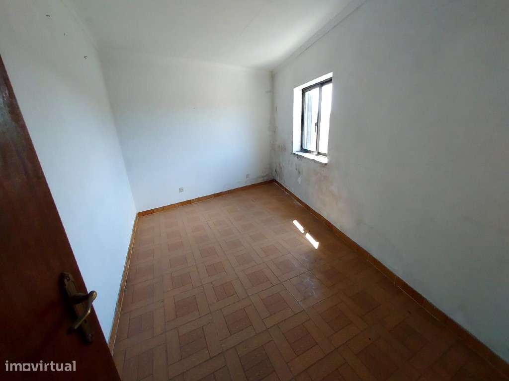 Moradia de tipologia T3 de 3 pisos, a necessitar de obras de reabil... - Grande imagem: 4/15