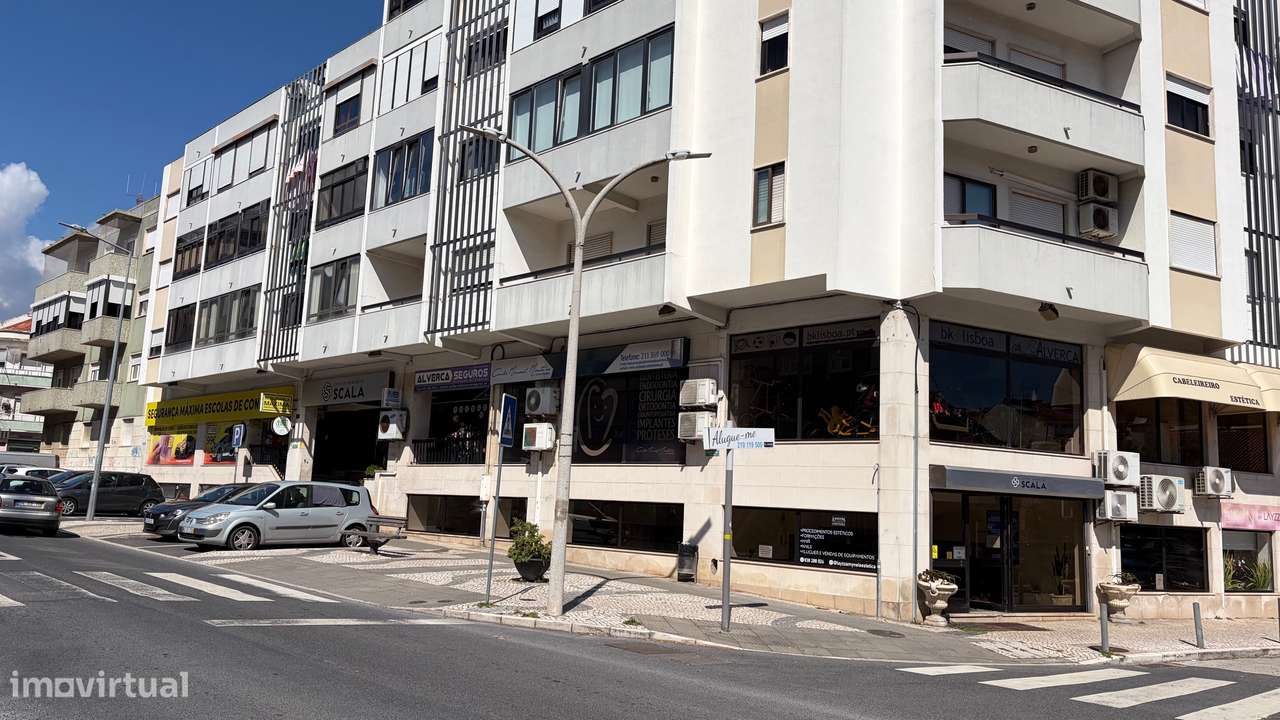 Loja Centro Alverca com Montras Generosas para a Rua Principal-12