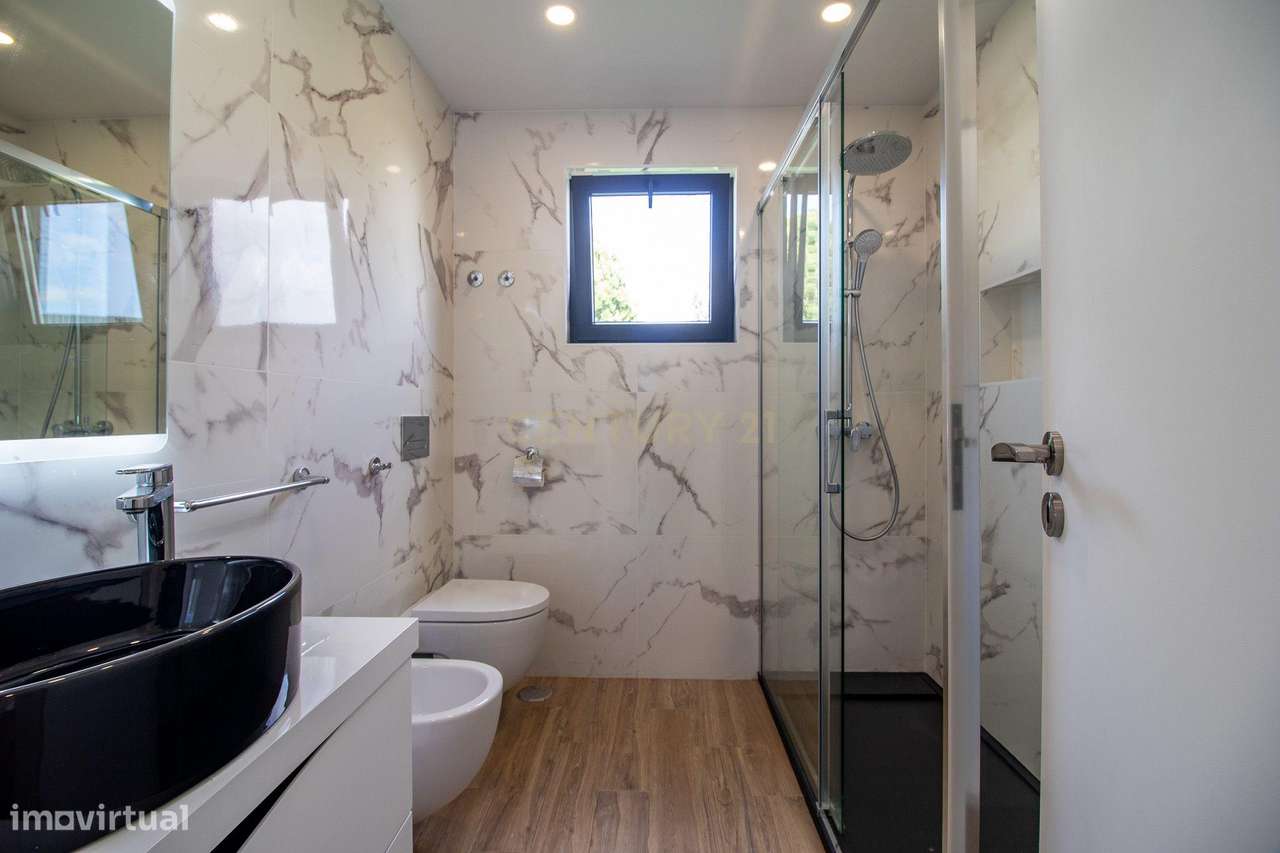 Vivendo o Sonho: Luxuosa Moradia T5 em Albarraque com Espaço de Lazer-31