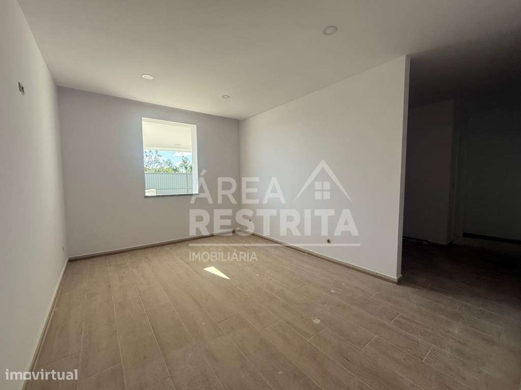 Moradia Isolada térrea com piscina e anexo T1 em Fernão Ferro - Grande imagem: 4/28