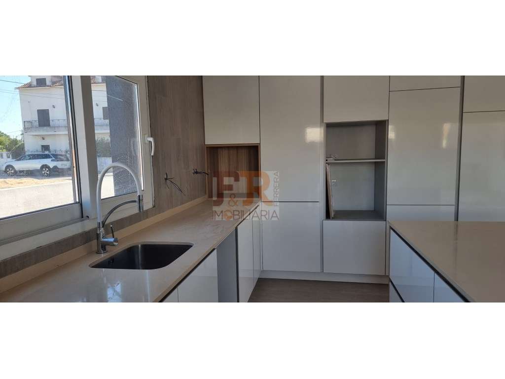 Moradia T4 com Garagem. Fernão Ferro - Grande imagem: 3/27