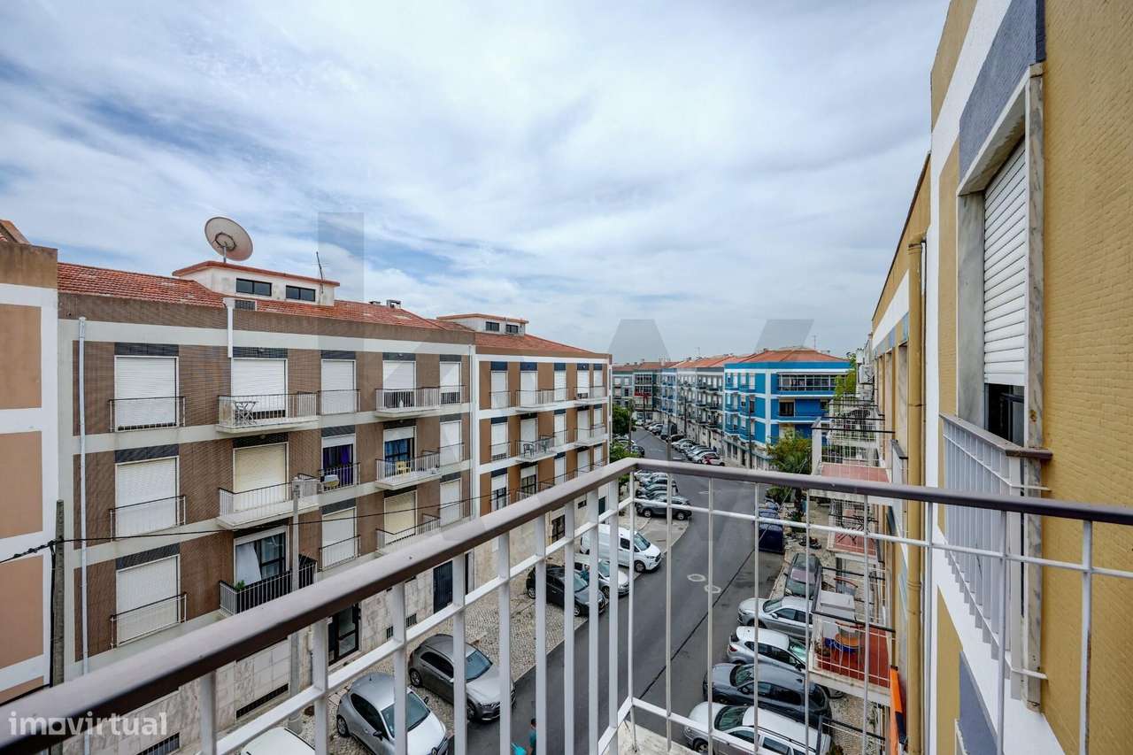 Apartamento T3 Monte da Caparica Rua General Humerto Delgado-32