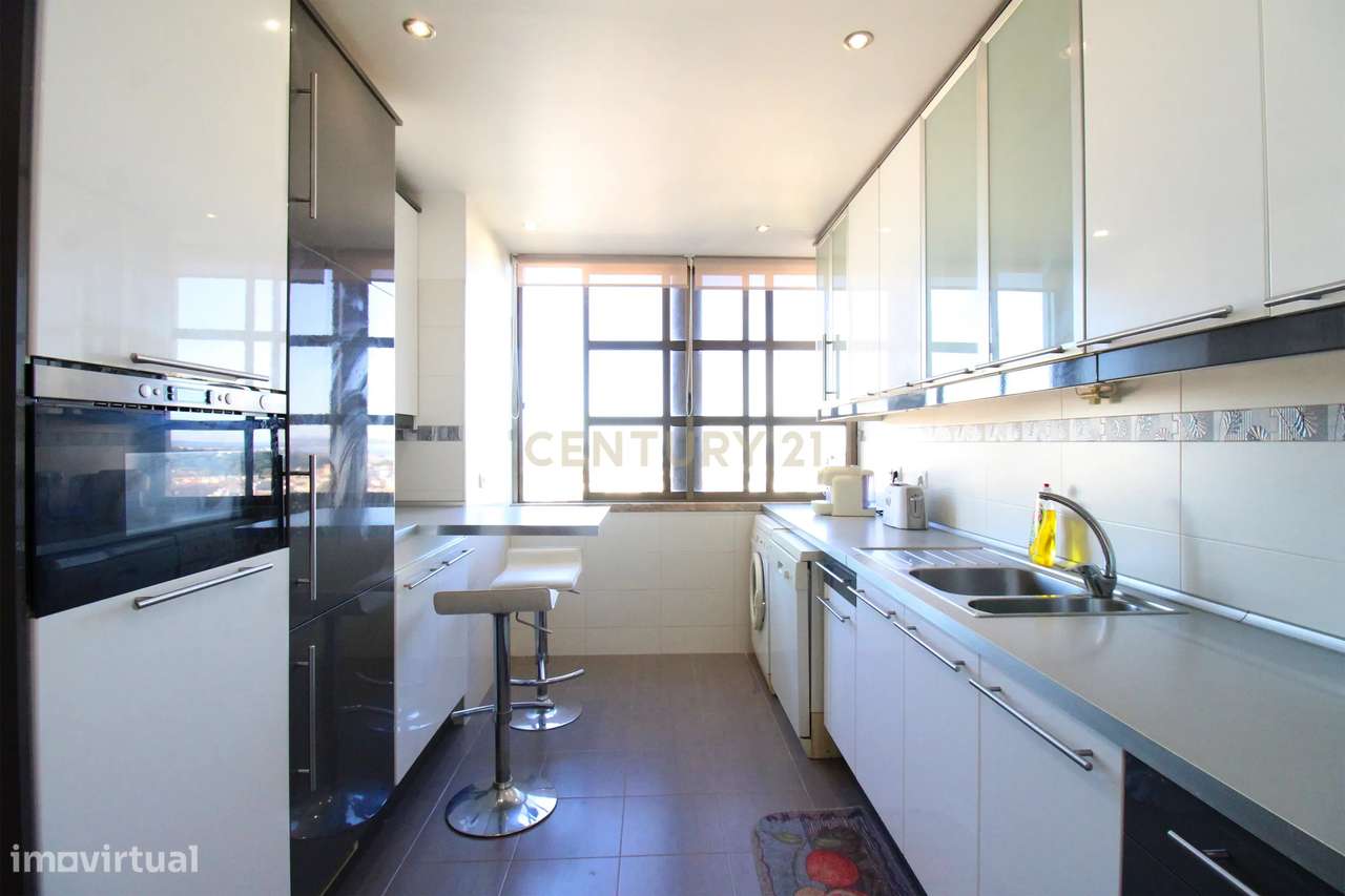 Apartamento T3 com Vista Panorâmica em Almada-9