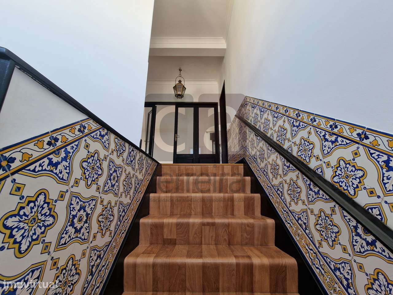 Moradia T3+1 no centro de Almeirim com garagem ampla e quintal-11