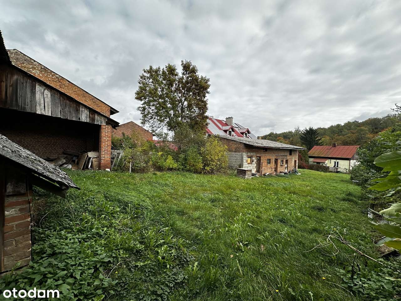 DOM Z ZABUDOWANIAMI GOSPODARCZYMI na 18-arowej działce-9