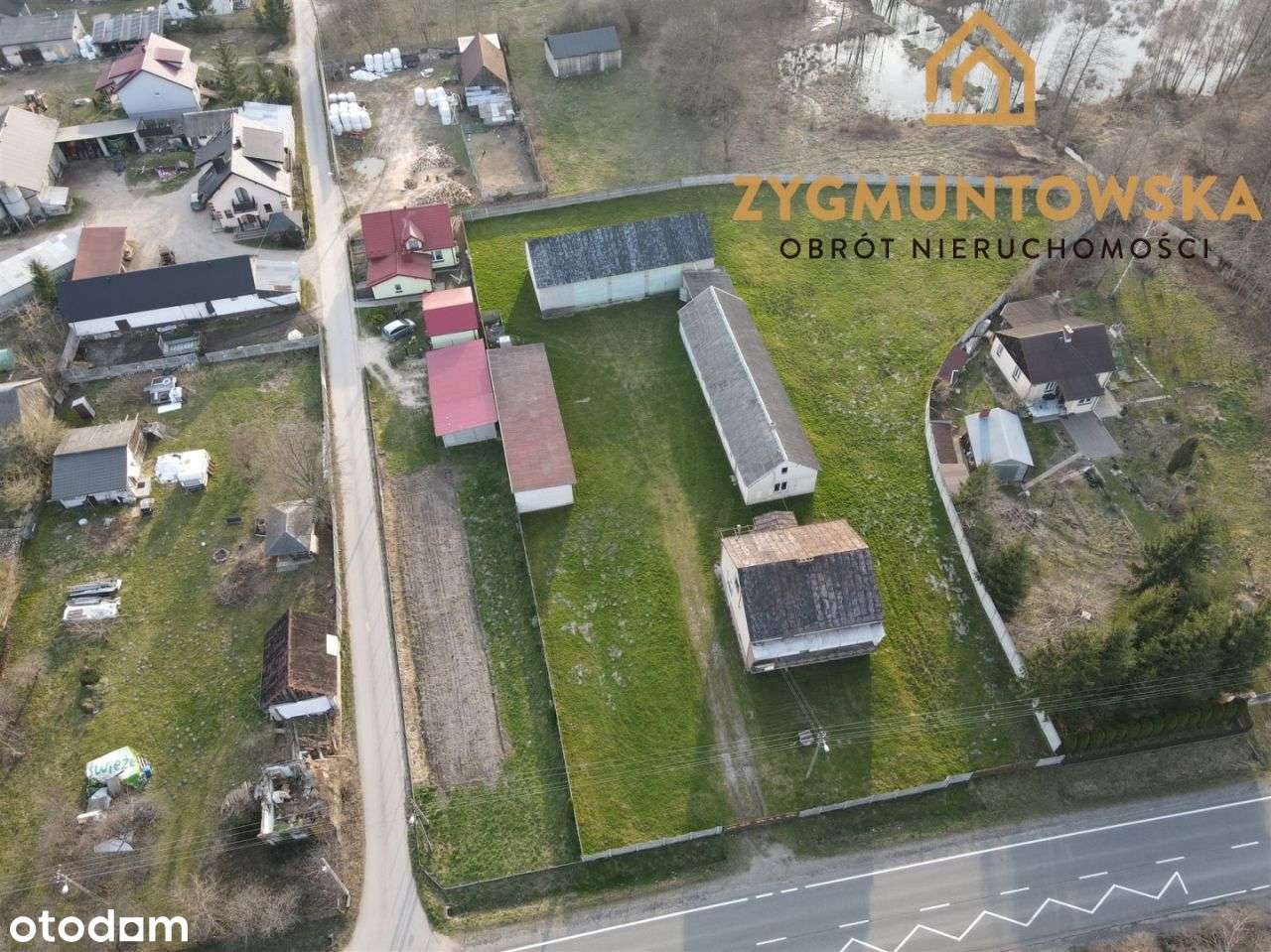 Dom z budynkami gospodarczymi i szeroką działką-5