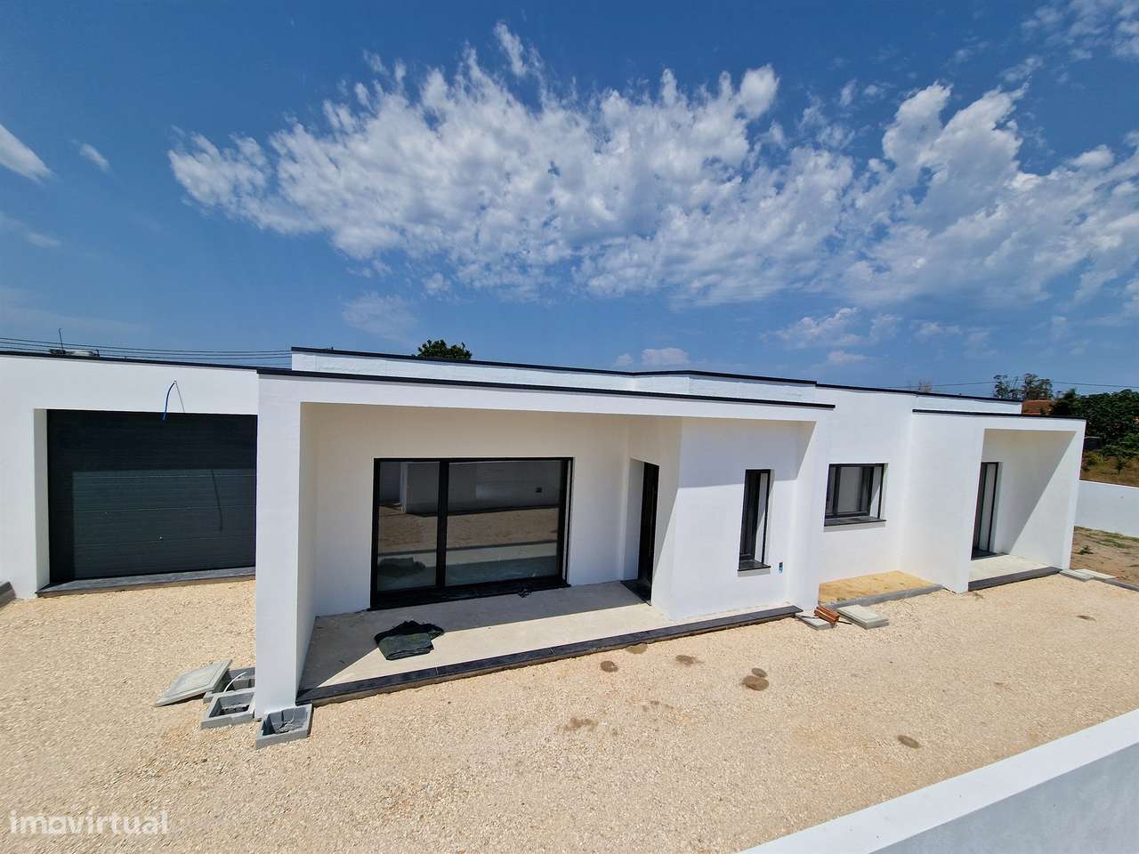 Moradia térrea T3 geminada por garagem-4