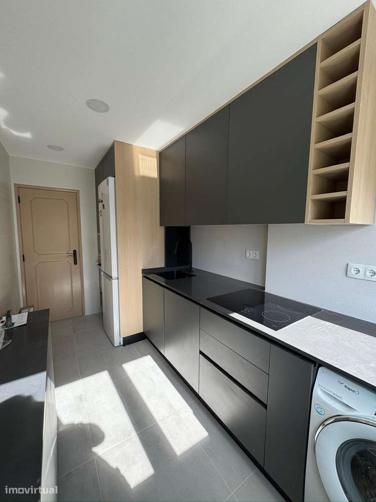 T1 + 1 renovado com varanda e ar condicionado em Alfornelos, Amadora-5
