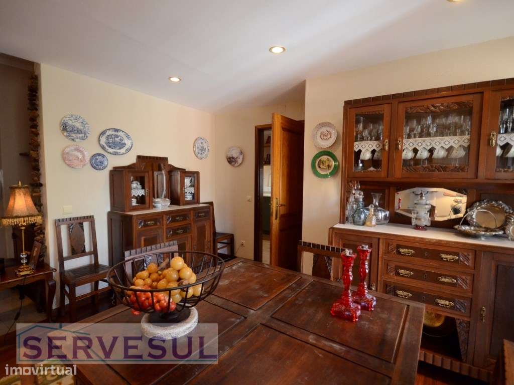 Excelente Oportunidade de Investimento! 1º Andar Duplex de uma Casa...-8