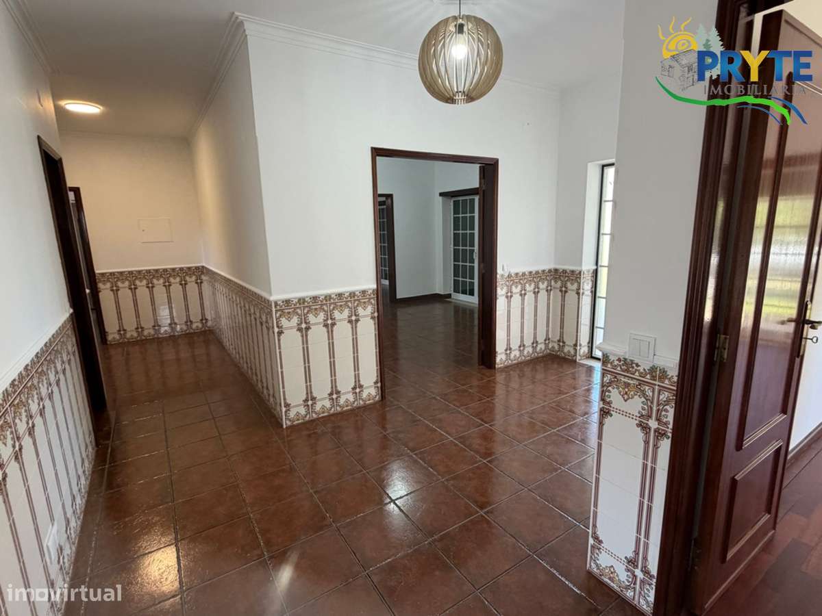 Moradia em Excelentes Condições com Amplo Terreno - Oportunidade Única-11