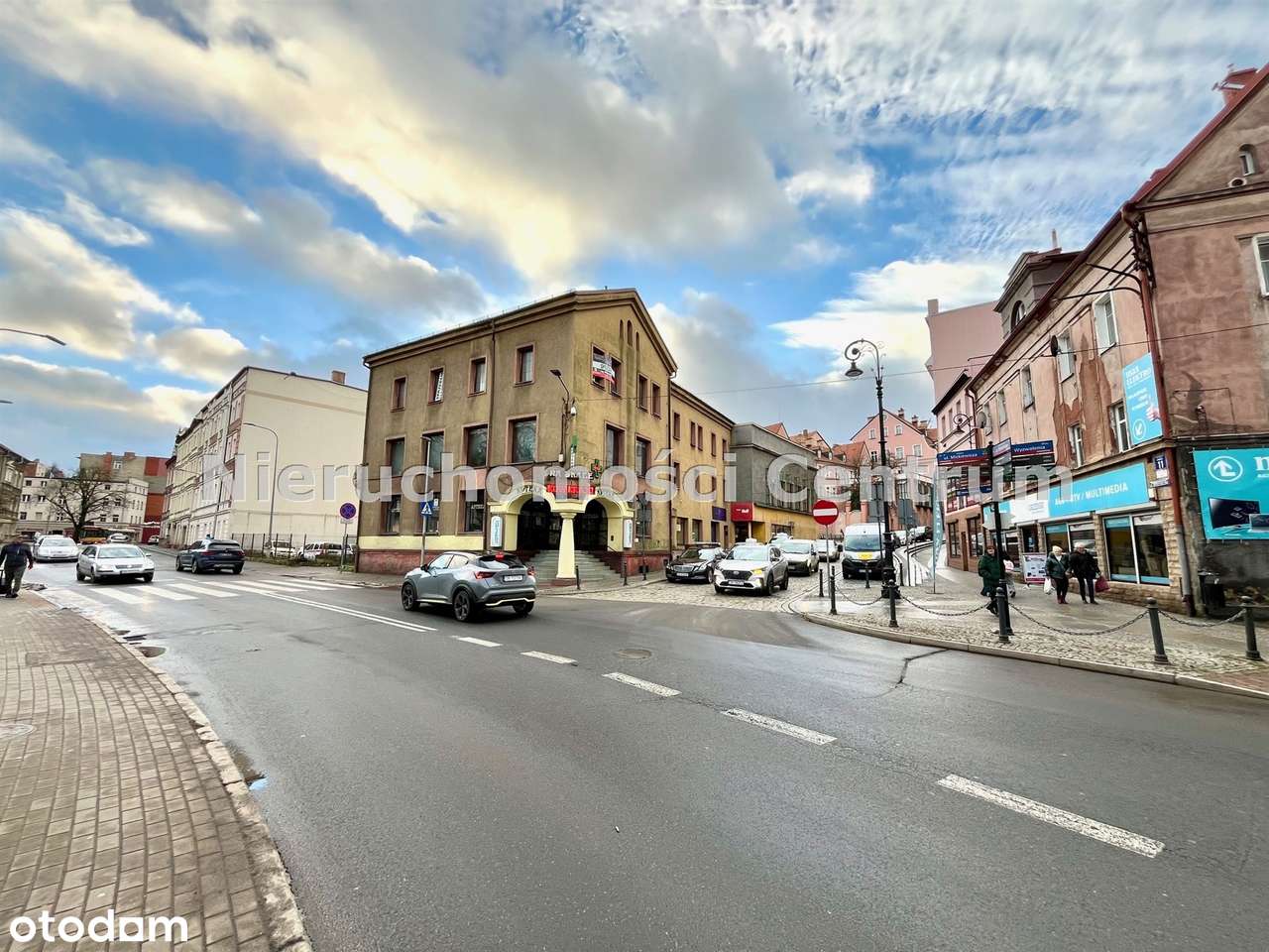 Duże mieszkanie w zabytkowej kamienicy w sercu miasta-12