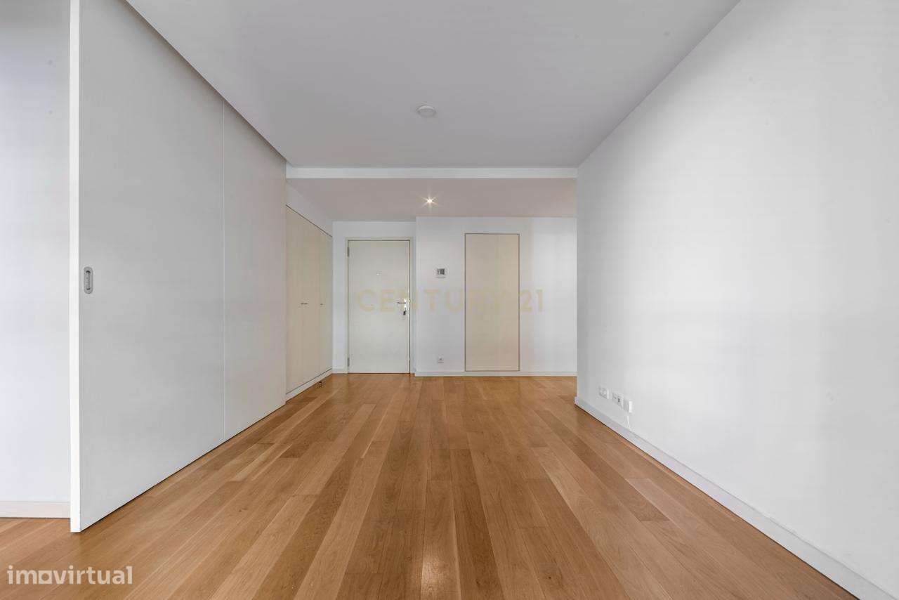 T1 com garagem na Av. Duque de Loulé - Grande imagem: 4/31