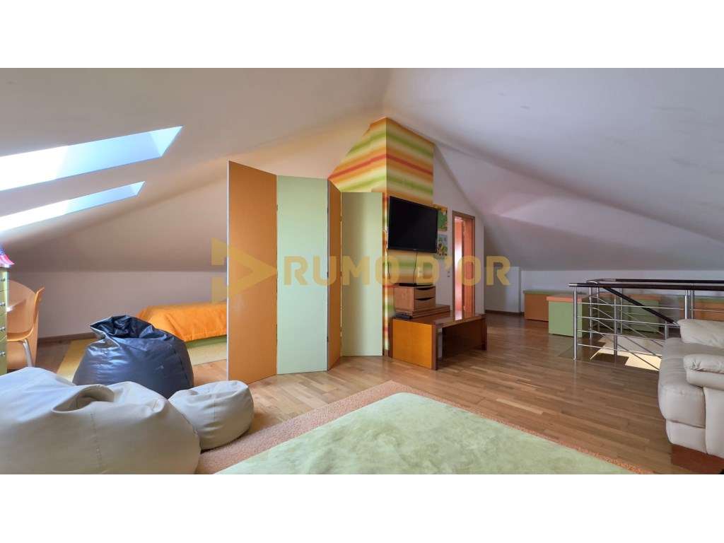 Viva com Conforto! Moradia T4 com Jardim e Espaço Exterior em Alenquer-26