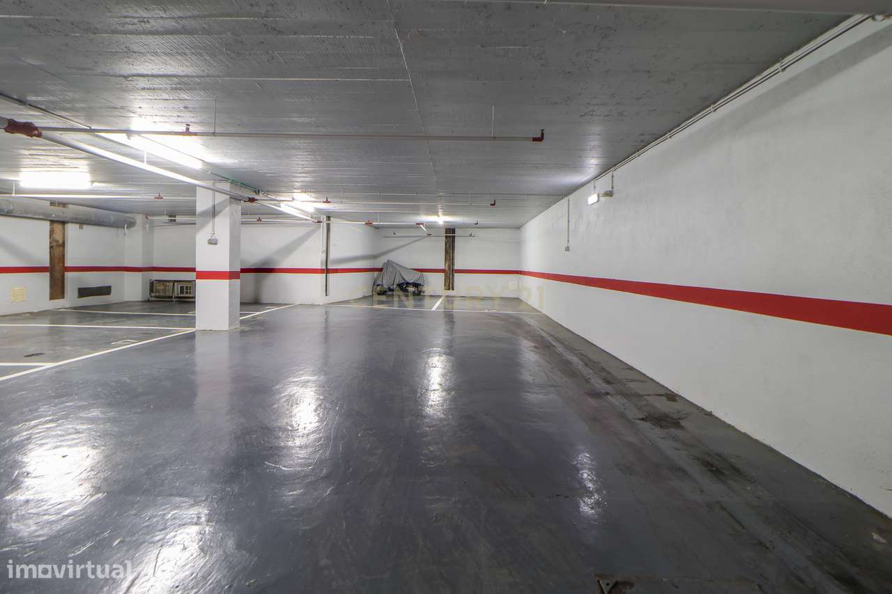 Loja com 273 m² terraço e 2 lugares de estacionamento – Zona Marquês d-24