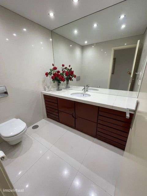 Apartamento T4 Duplex c/ garagem fechada p/ 2 carros.-8