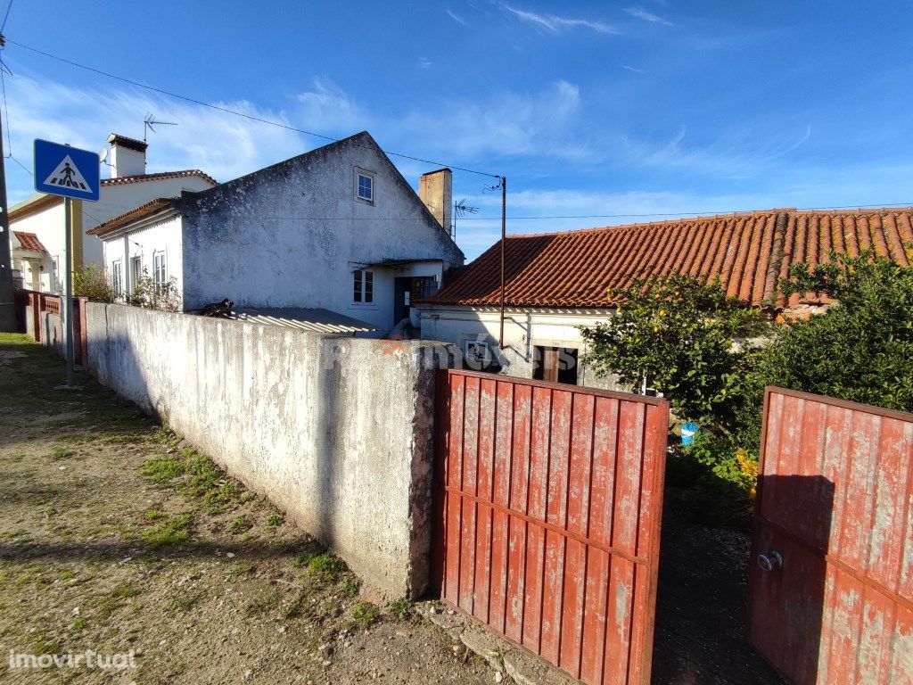 2 Casas de Habitação + Arrumos + Terreno 1900m²