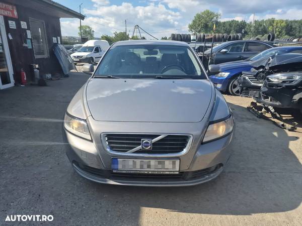 Dezmembram Volvo S40, motorizare 2.0 Diesel, cutie manuala 6 viteze - 5