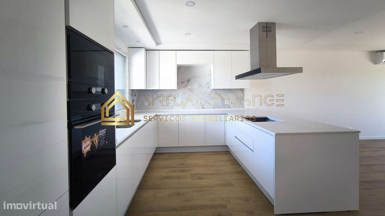 Moradia em Banda T4+1 - Pera - Nova - Garagem-0