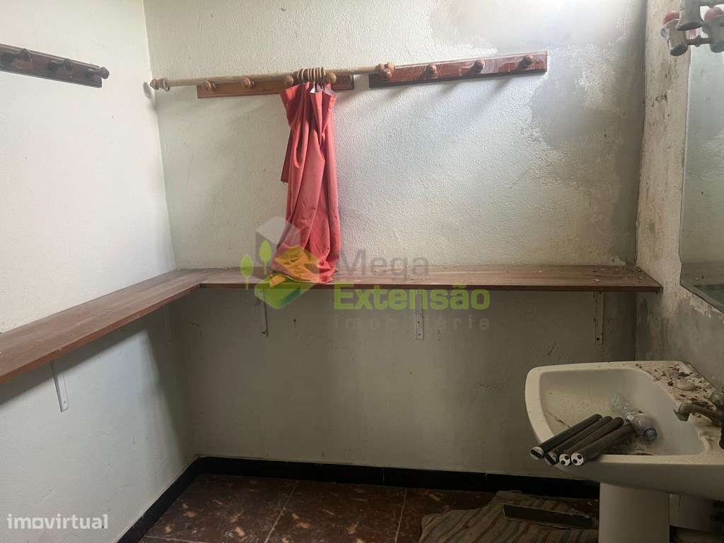 Antigo bar, para recuperar, perto de Alcoentre - junto à A1, com lo...-17