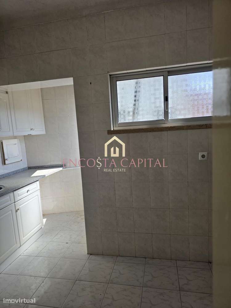 Apartamento T2 Praça 1º de maio Camarate.-8