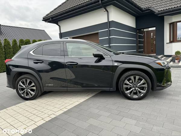 Lexus UX - 4