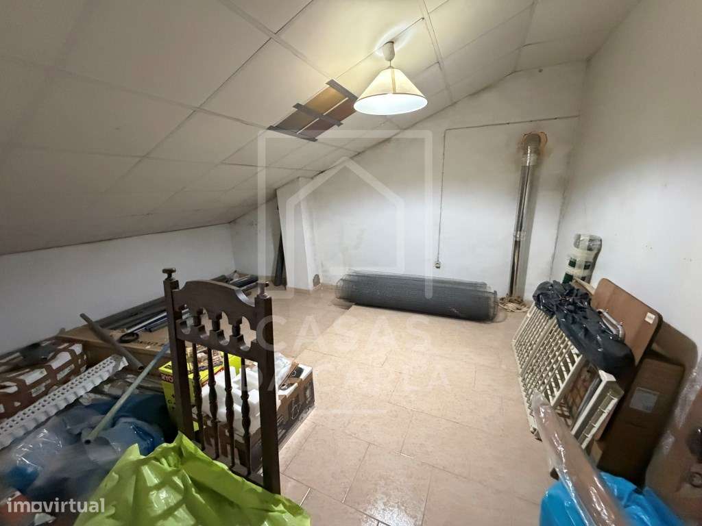 Moradia T2 com garagem e piscina completamente renovada em Canhestros-27