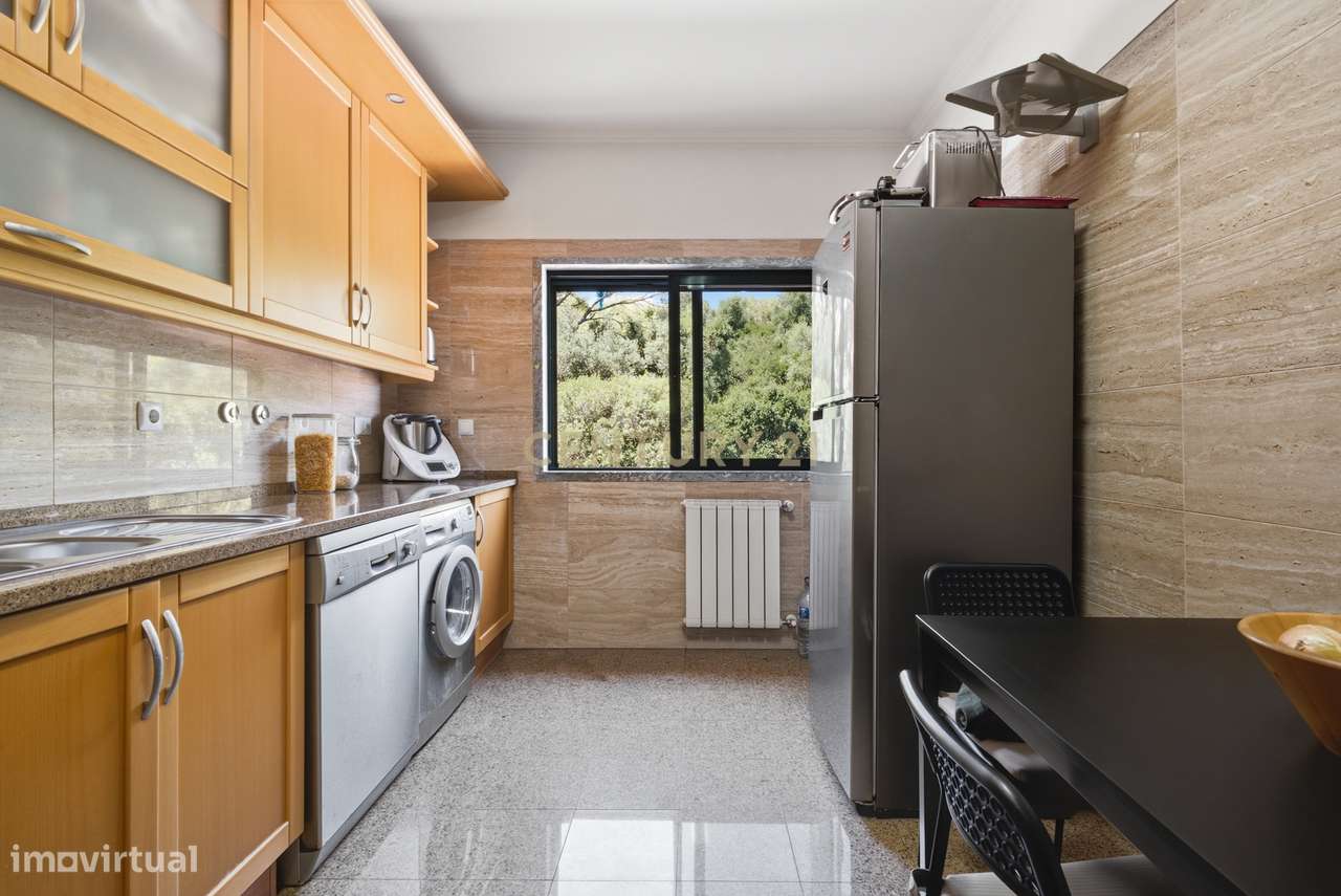 Elegante Apartamento T3 no Estoril com Box Fechada para 3 carros a pou-11
