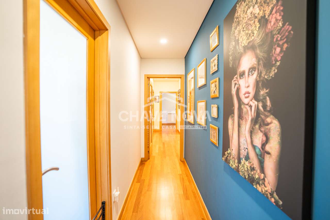 Apartamento T3, com terraço e box 4 carros situado em Campo- Valongo-11