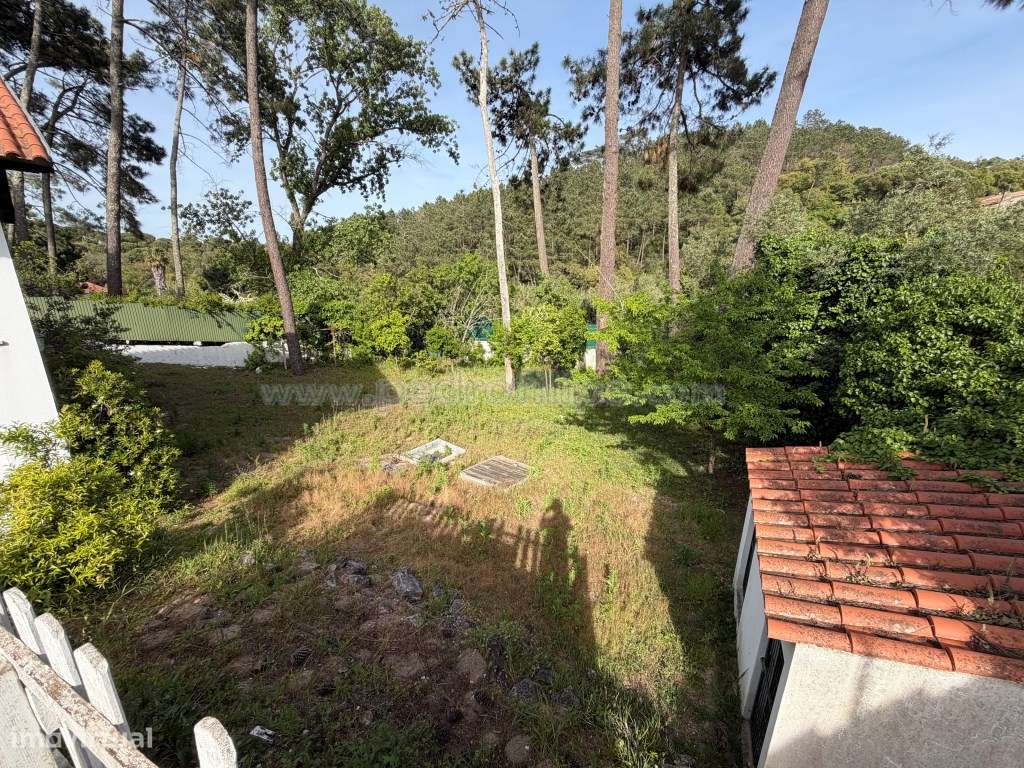Moradia V4 com jardim relvado e piscina.-9