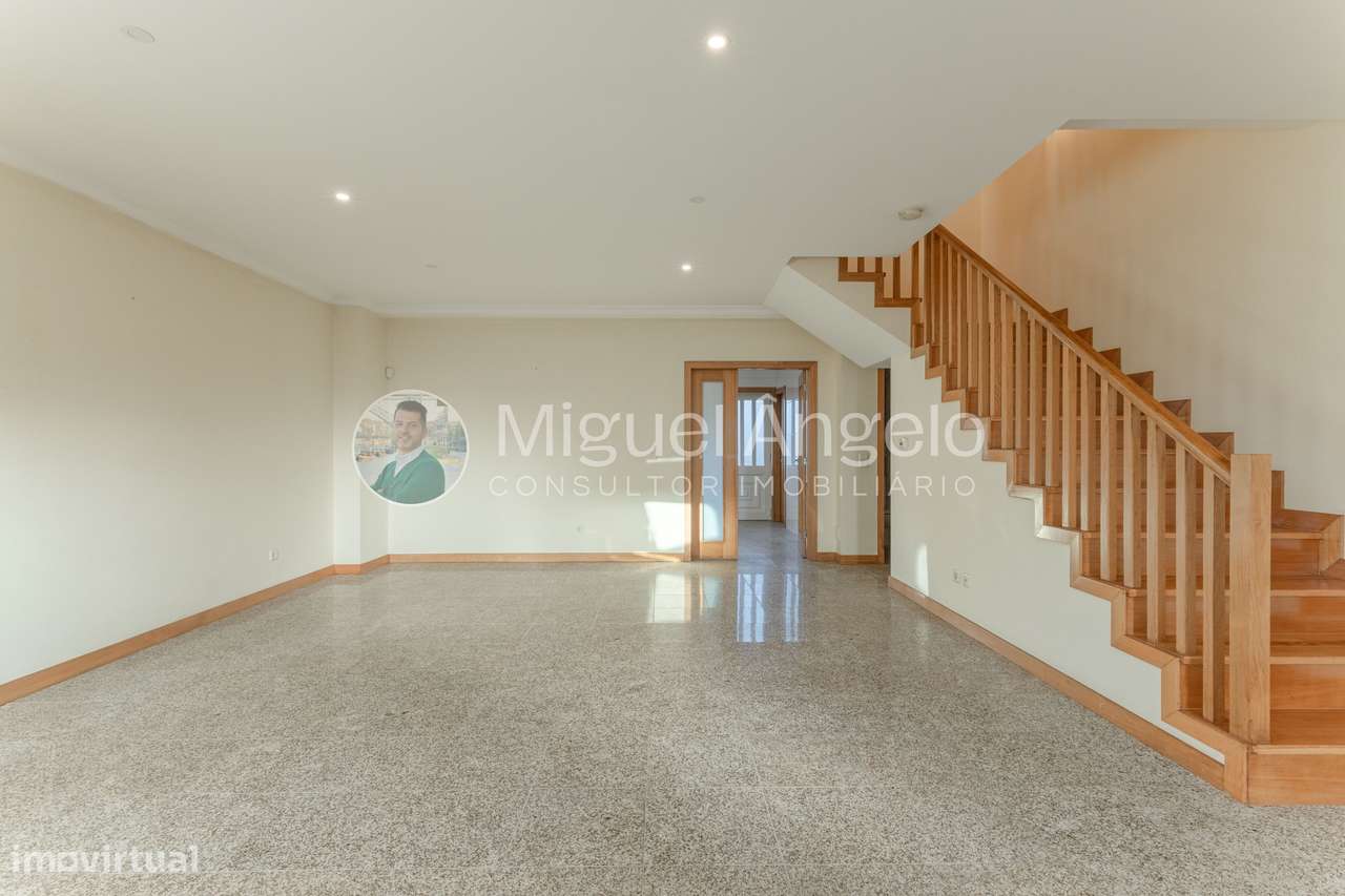 Moradia T3+1 - 2 salas, garagem e vista mar em S. Félix da Marinha-5