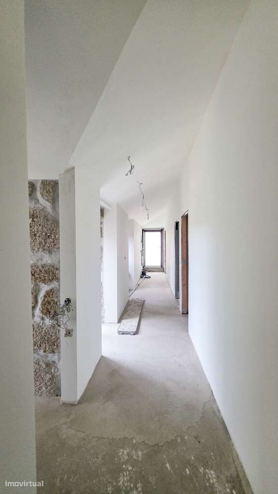 Moradia Ind. V4 p/ concluir c/ piscina - Pinheiro-14