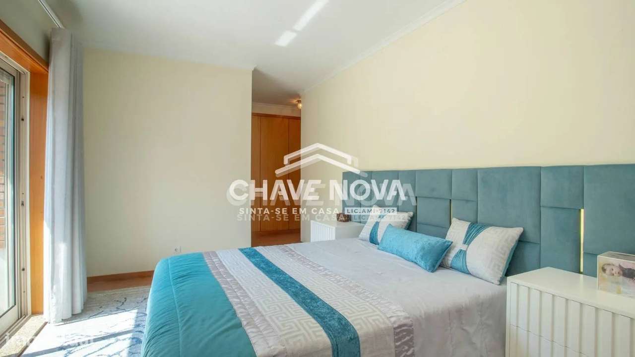 Apartamento T2, em Pedroso, com duas varandas, garagem e arrumos-32